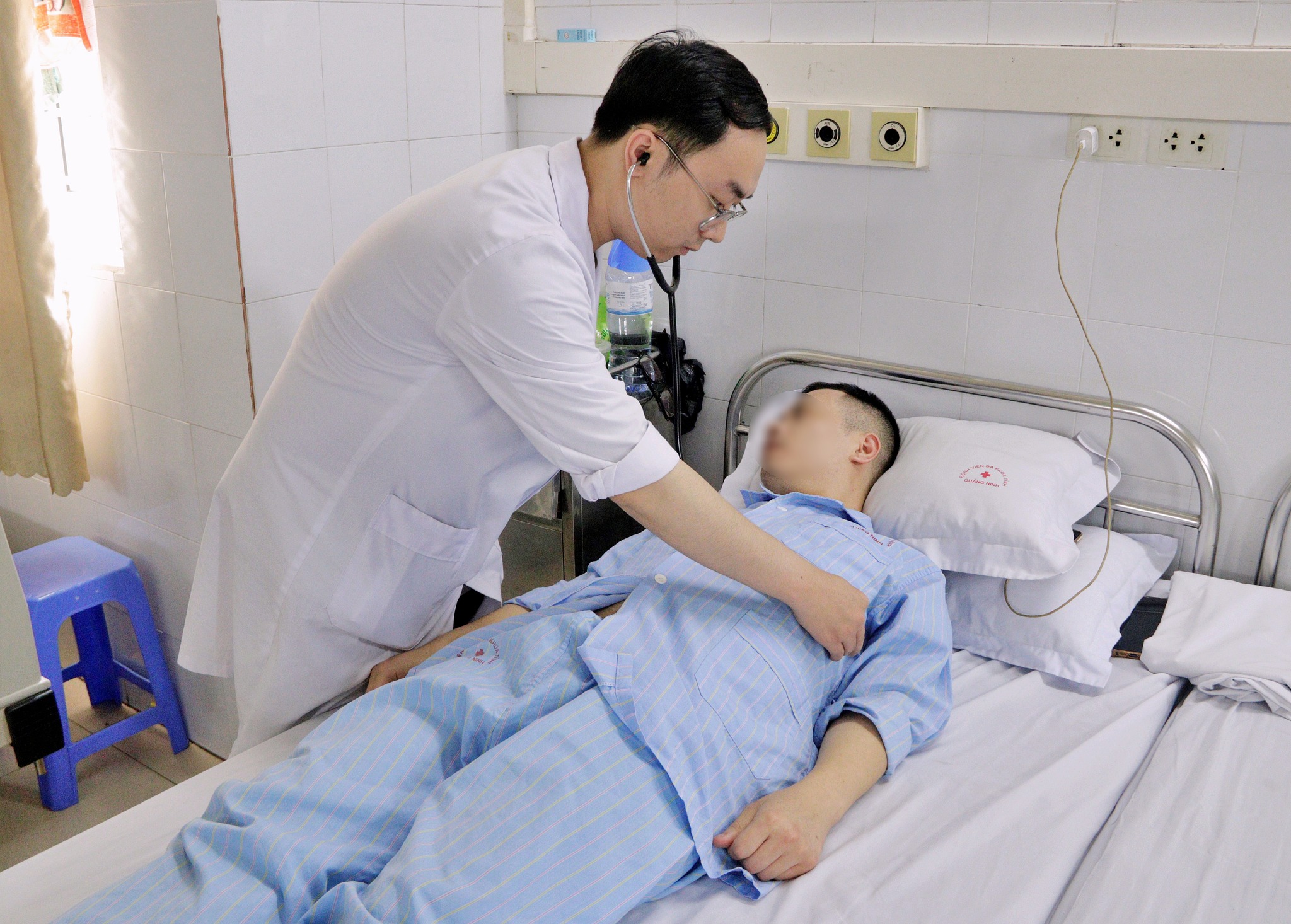 Người đàn ông trung niên đi khám tim mạch định kỳ tại bệnh viện