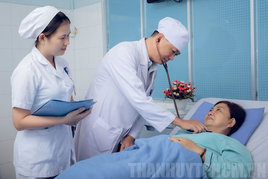 Bác sĩ đang khám bệnh cho bệnh nhân để đánh giá nguy cơ đột quỵ